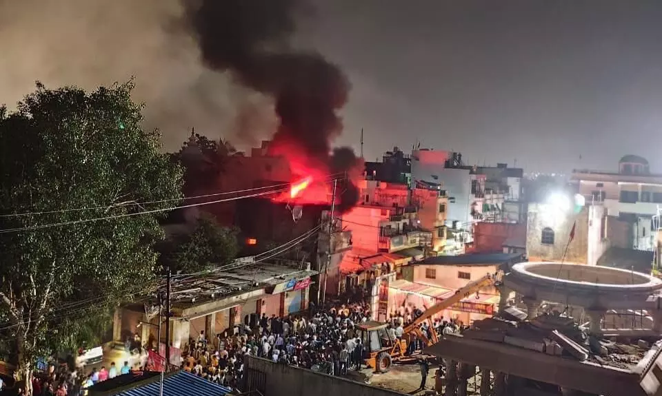 टेंट हाउस में लगी भीषण आग, रेस्क्यू के दौरान बिना सुरक्षा उपकरणों के फायरकर्मियों ने बुझाई आग टेंट हाउस में लगी भीषण आग, रेस्क्यू के दौरान बिना सुरक्षा उपकरणों के फायरकर्मियों ने बुझाई आग