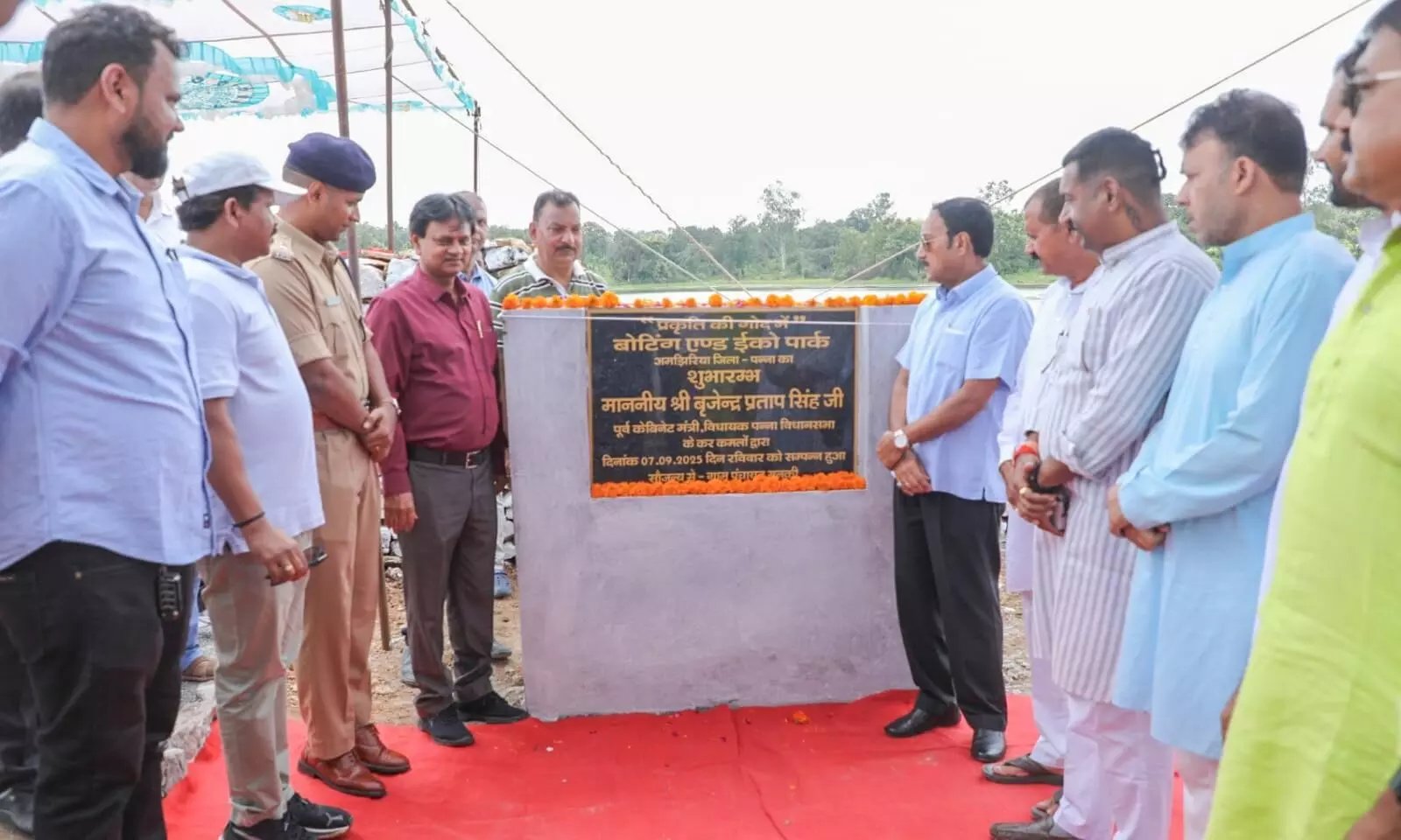 अमझिरिया के प्राचीन तालाब को बदला ईको पार्क में लोगों को शुरू कराई वोटिंग अमझिरिया के प्राचीन तालाब को बदला ईको पार्क में लोगों को शुरू कराई वोटिंग