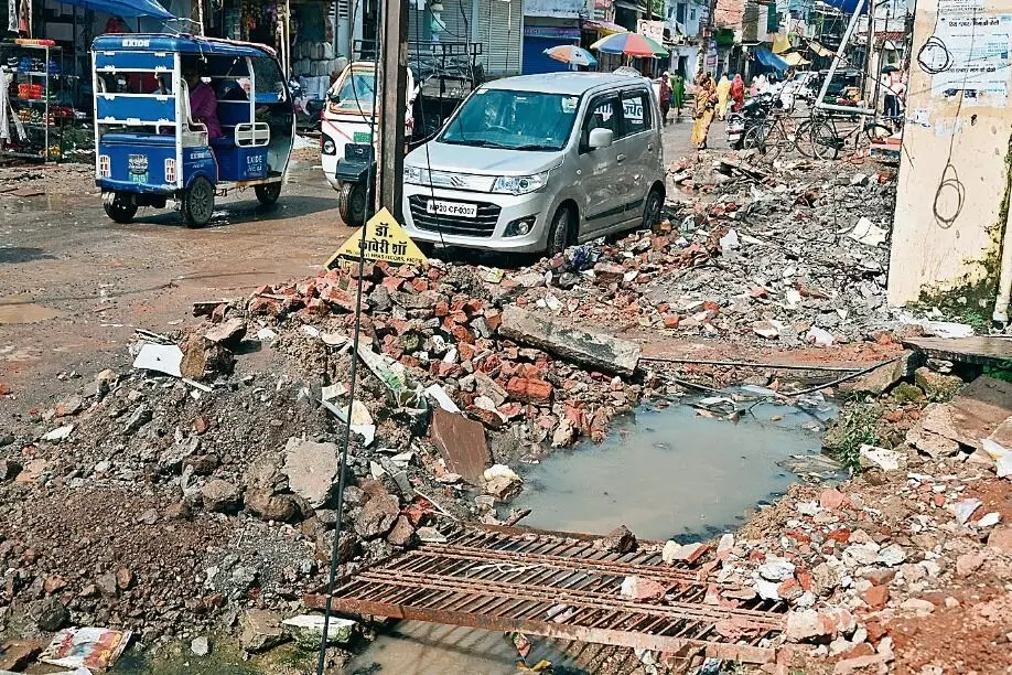 चार महीने में भी नहीं हट पाए आनंद कुंज से पंडा की मढ़िया तक के अतिक्रमण चार महीने में भी नहीं हट पाए आनंद कुंज से पंडा की मढ़िया तक के अतिक्रमण