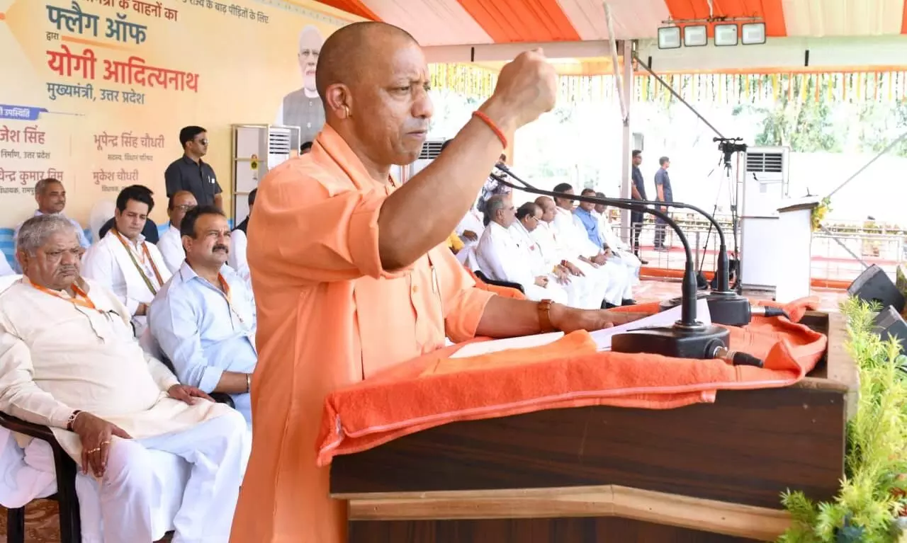 बाढ़ पीड़ितों के लिए राहत सामग्री मानवीय संवेदना की महत्वपूर्ण कड़ी- सीएम योगी बाढ़ पीड़ितों के लिए राहत सामग्री मानवीय संवेदना की महत्वपूर्ण कड़ी- सीएम योगी