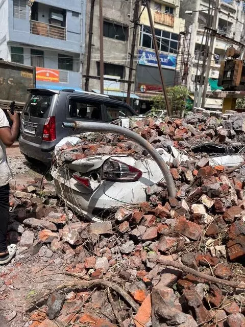 एम्प्रेस मिल की पुरानी दीवार ढही, कई वाहन क्षतिग्रस्त, गांधीबाग जोन से रिस्क्यू ऑपरेशन जारी एम्प्रेस मिल की पुरानी दीवार ढही, कई वाहन क्षतिग्रस्त, गांधीबाग जोन से रिस्क्यू ऑपरेशन जारी