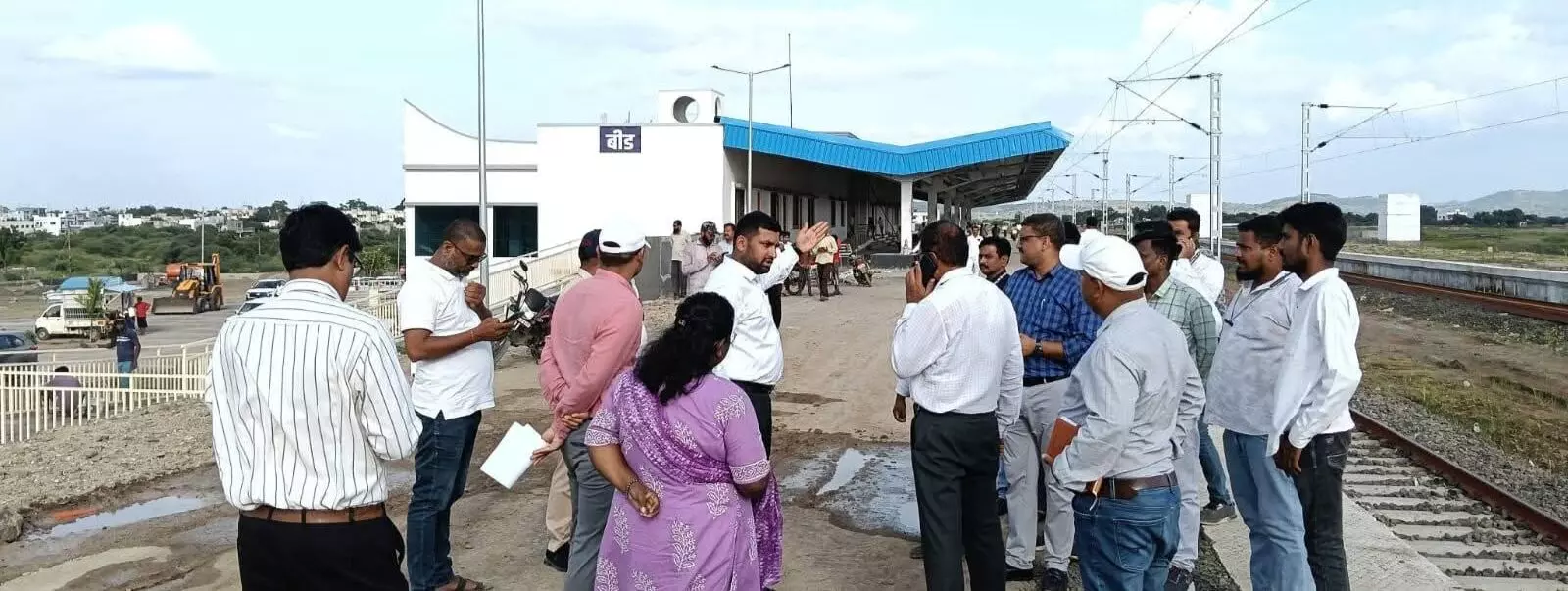 बीड - परली रेलवे लाइन के लिए भूमि अधिग्रहण तेज़ करें - कलेक्टर विवेक जॉनसन बीड - परली रेलवे लाइन के लिए भूमि अधिग्रहण तेज़ करें - कलेक्टर विवेक जॉनसन