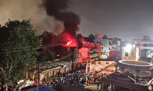 टेंट हाउस में लगी भीषण आग, रेस्क्यू के दौरान बिना सुरक्षा उपकरणों के फायरकर्मियों ने बुझाई आग टेंट हाउस में लगी भीषण आग, रेस्क्यू के दौरान बिना सुरक्षा उपकरणों के फायरकर्मियों ने बुझाई आग