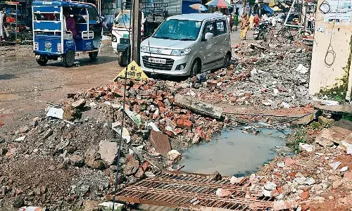चार महीने में भी नहीं हट पाए आनंद कुंज से पंडा की मढ़िया तक के अतिक्रमण चार महीने में भी नहीं हट पाए आनंद कुंज से पंडा की मढ़िया तक के अतिक्रमण