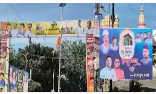 पुलिस थाने के सामने बैनर पर कराड की तस्वीर, जिलाधिकारी के आदेश का उल्लंघन