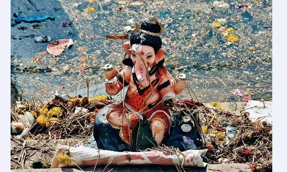 भरोसे पर लाए मिट्टी की प्रतिमा, घर पर विसर्जन किया तो पीओपी की निकली भरोसे पर लाए मिट्टी की प्रतिमा, घर पर विसर्जन किया तो पीओपी की निकली