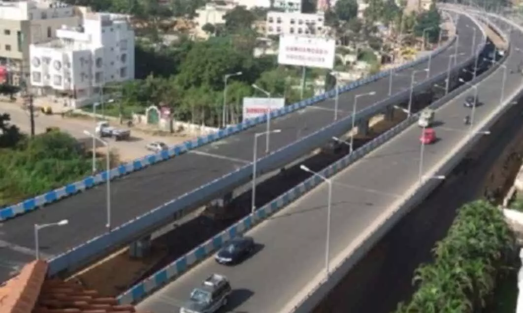 मानकापुर फ्लाई ओवर पर 4 महीने से डायवर्ट है रास्ता, तीन स्पैन पर डाला गया है नया स्लैब मानकापुर फ्लाई ओवर पर 4 महीने से डायवर्ट है रास्ता, तीन स्पैन पर डाला गया है नया स्लैब