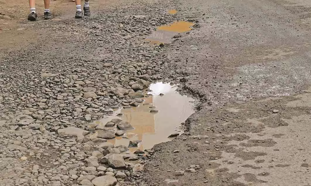 काम छोड़ दिया अधूरा - ठेका एजेंसी की लापरवाही से खतरे में लोगों की जान काम छोड़ दिया अधूरा - ठेका एजेंसी की लापरवाही से खतरे में लोगों की जान