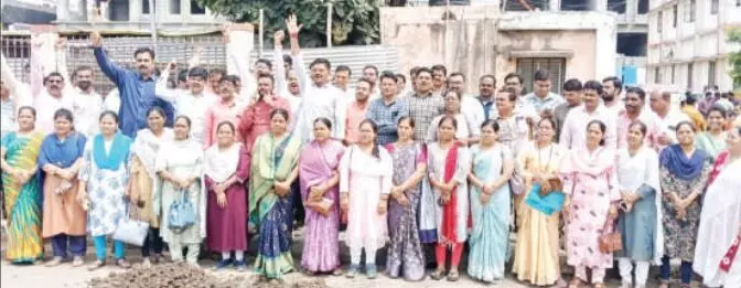 तीन कर्मचारियों का निलंबन बना विवाद, 12 सौ कर्मचारियों का प्रदर्शन, हड़ताल की चेतावनी तीन कर्मचारियों का निलंबन बना विवाद, 12 सौ कर्मचारियों का प्रदर्शन, हड़ताल की चेतावनी