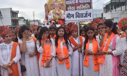 बप्पा को दी मौन विदाई, भक्तों की छलक आई आंखें बप्पा को दी मौन विदाई, भक्तों की छलक आई आंखें