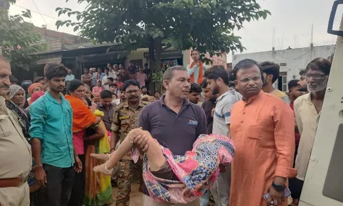 बस की ठोकर से बालिका की मौत, मेडिकल स्टोर जाते समय हुआ हादसा बस की ठोकर से बालिका की मौत, मेडिकल स्टोर जाते समय हुआ हादसा