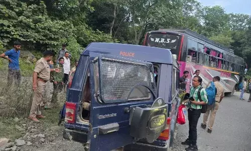 बगदरा घाटी में बस से भिड़ंत के बाद पलटा ट्रेलर, लगा जाम बगदरा घाटी में बस से भिड़ंत के बाद पलटा ट्रेलर, लगा जाम