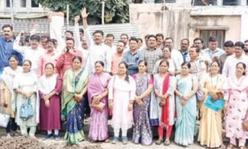 तीन कर्मचारियों का निलंबन बना विवाद, 12 सौ कर्मचारियों का प्रदर्शन, हड़ताल की चेतावनी