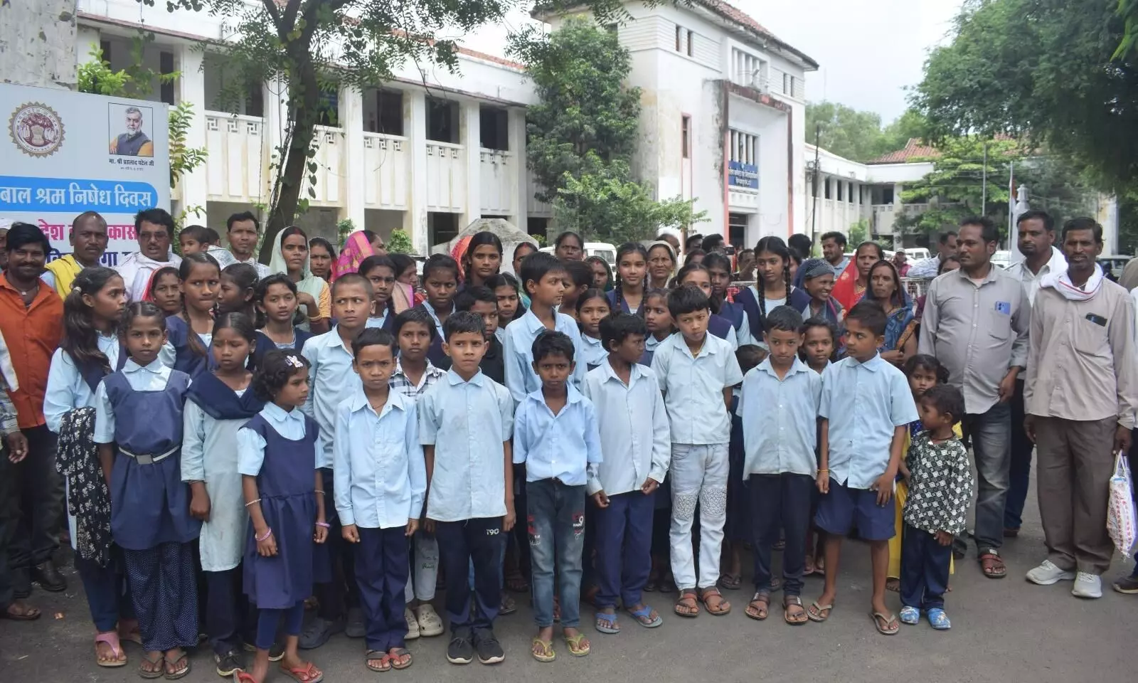 जनसुनवाई में पहुंचे बच्चे..बोले-पढ़ाने की बजाय शिक्षक स्कूल में करते हैं मटन पार्टी जनसुनवाई में पहुंचे बच्चे..बोले-पढ़ाने की बजाय शिक्षक स्कूल में करते हैं मटन पार्टी