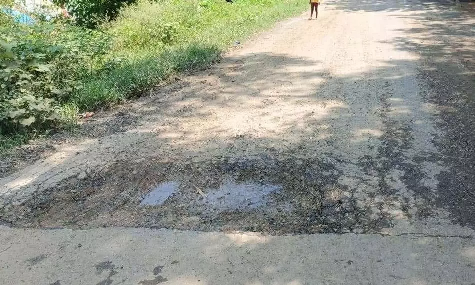 पन्ना-पहाड़ीखेरा मार्ग बना हादसों का गढ्ढा, घटिया निर्माण से डामर उखड़ा पन्ना-पहाड़ीखेरा मार्ग बना हादसों का गढ्ढा, घटिया निर्माण से डामर उखड़ा