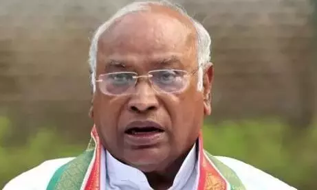 जूनागढ़ पहुंचे खरगे ने पीएम मोदी और शाह पर किया कटाक्ष, कहा संविधान और लोकतंत्र को बचाना विपक्ष का मकसद जूनागढ़ पहुंचे खरगे ने पीएम मोदी और शाह पर किया कटाक्ष, कहा संविधान और लोकतंत्र को बचाना विपक्ष का मकसद