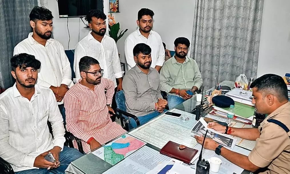 लाठी-डंडों से छात्र गुटों ने एक-दूसरे पर किया हमला लाठी-डंडों से छात्र गुटों ने एक-दूसरे पर किया हमला