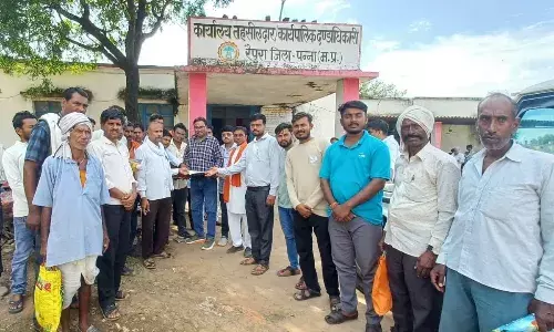 मुक्तिधाम में बना रहे सामुदायिक भवन को रोकने ग्रामीणों ने सौंपा कलेक्टर को ज्ञापन