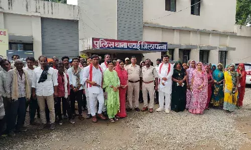 ग्राम हडा में अवैध रूप से विक्रय की जा रही शराब को बंद कराने ग्रामीणों ने दिया आवेदन