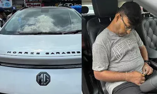 कार में मिला आर्मी अधिकारी का शव, हार्ट अटैक की आशंका, जांच में जुटी पुलिस कार में मिला आर्मी अधिकारी का शव, हार्ट अटैक की आशंका, जांच में जुटी पुलिस