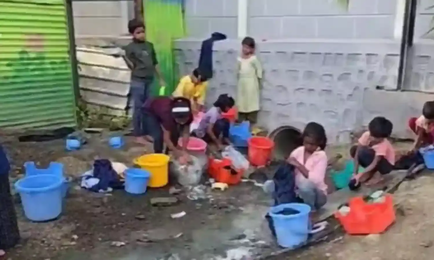छात्रावास में बच्चों से धुलवाए कपड़े और साफ कराया बाथरूम, सोशल मीडिया पर वीडियो वायरल