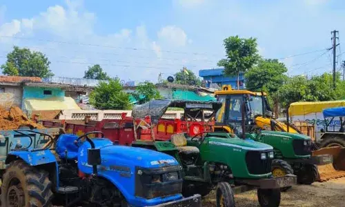 भंडारा में अवैध मुरूम ढुलाई करते दो जेसीबी और छह ट्रैक्टर पकड़ाए