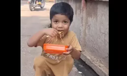 रास्ते में ही लंच खोलकर खाने लगा बच्चा, प्यारा वीडियो हो रहा सोशल मीडिया पर वायरल रास्ते में ही लंच खोलकर खाने लगा बच्चा, प्यारा वीडियो हो रहा सोशल मीडिया पर वायरल
