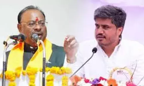 सोशल मीडिया पर रोहित पवार और बावनकुले के बीच जुबानी जंग हुई और तेज सोशल मीडिया पर रोहित पवार और बावनकुले के बीच जुबानी जंग हुई और तेज