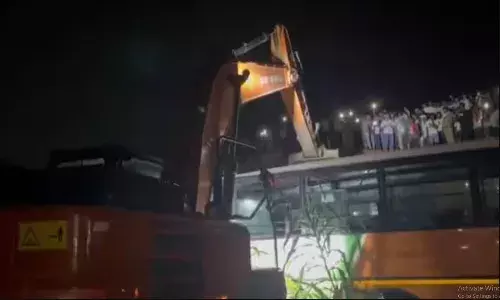 लखनऊ में हुआ दर्दनाक हादसा, अनियंत्रित होकर गहरी खाई में गिरी बस, पांच यात्रियों की मौके पर मौत, अधिकारियों ने दी ये जानकारी लखनऊ में हुआ दर्दनाक हादसा, अनियंत्रित होकर गहरी खाई में गिरी बस, पांच यात्रियों की मौके पर मौत, अधिकारियों ने दी ये जानकारी