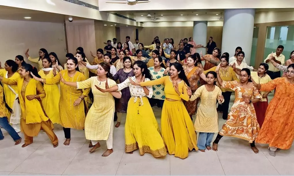 आज से जोड़ी रास की भी होगी शुरुआत, भास्कर स्टाइल गरबा में थिरकाए कदम आज से जोड़ी रास की भी होगी शुरुआत, भास्कर स्टाइल गरबा में थिरकाए कदम
