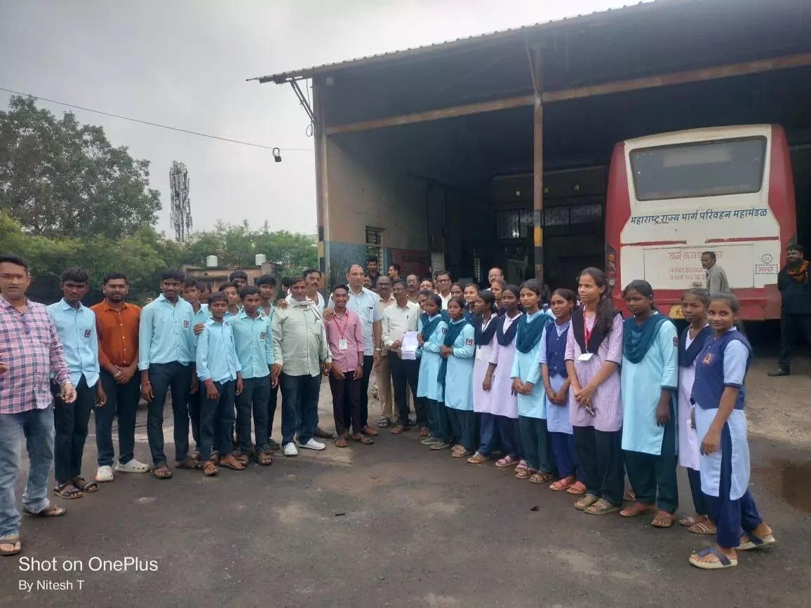 चालक ने नहीं रोकी बस, संतप्त विद्यार्थी सीधे जा धमके ब्रह्मपुरी डिपो चालक ने नहीं रोकी बस, संतप्त विद्यार्थी सीधे जा धमके ब्रह्मपुरी डिपो