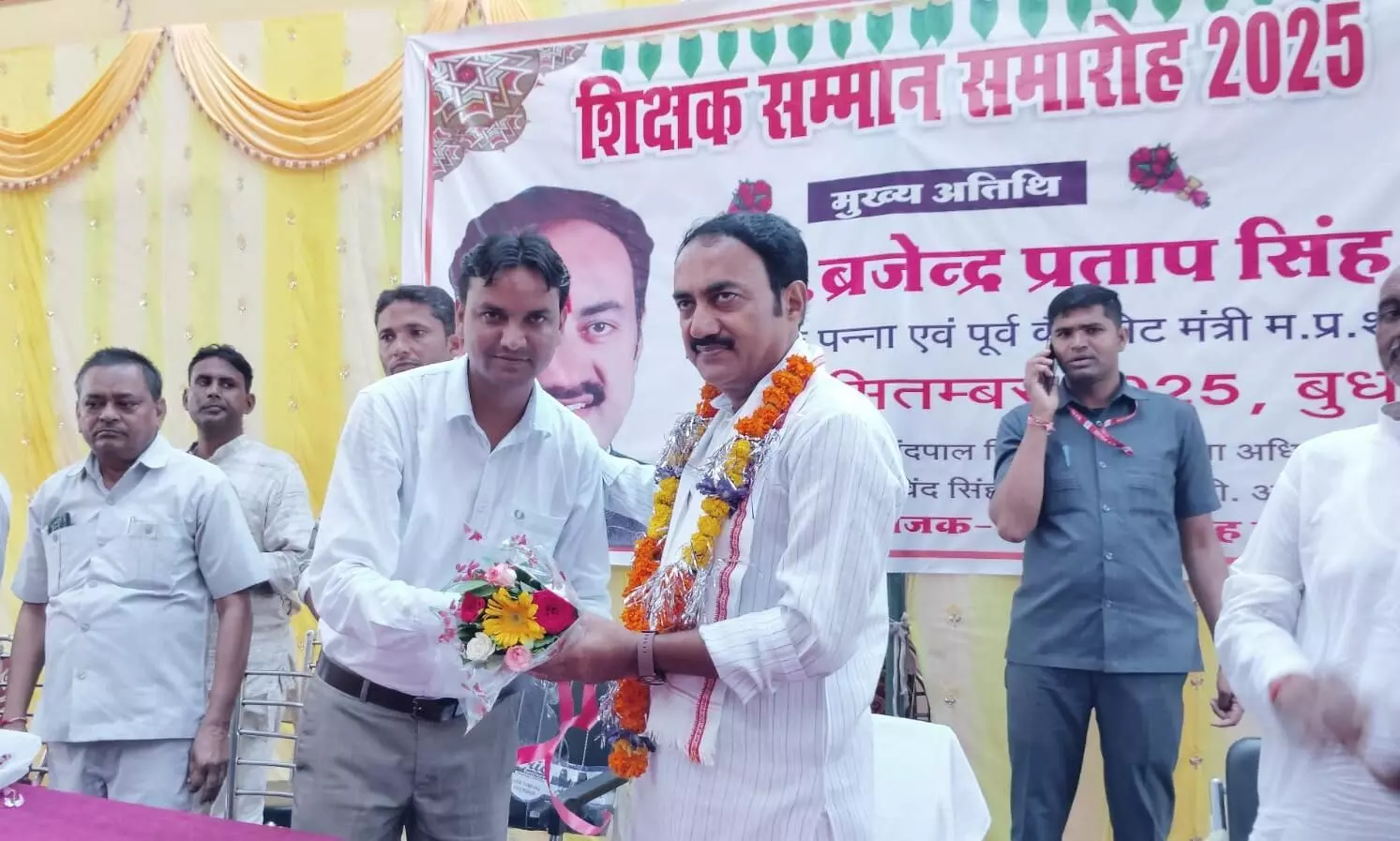 शिक्षक विद्यार्थियों को न केवल शिक्षा देते हैं बल्कि जीवन मूल्यों से भी जोडते हैं: बृजेन्द्र प्रताप सिंह शिक्षक विद्यार्थियों को न केवल शिक्षा देते हैं बल्कि जीवन मूल्यों से भी जोडते हैं: बृजेन्द्र प्रताप सिंह