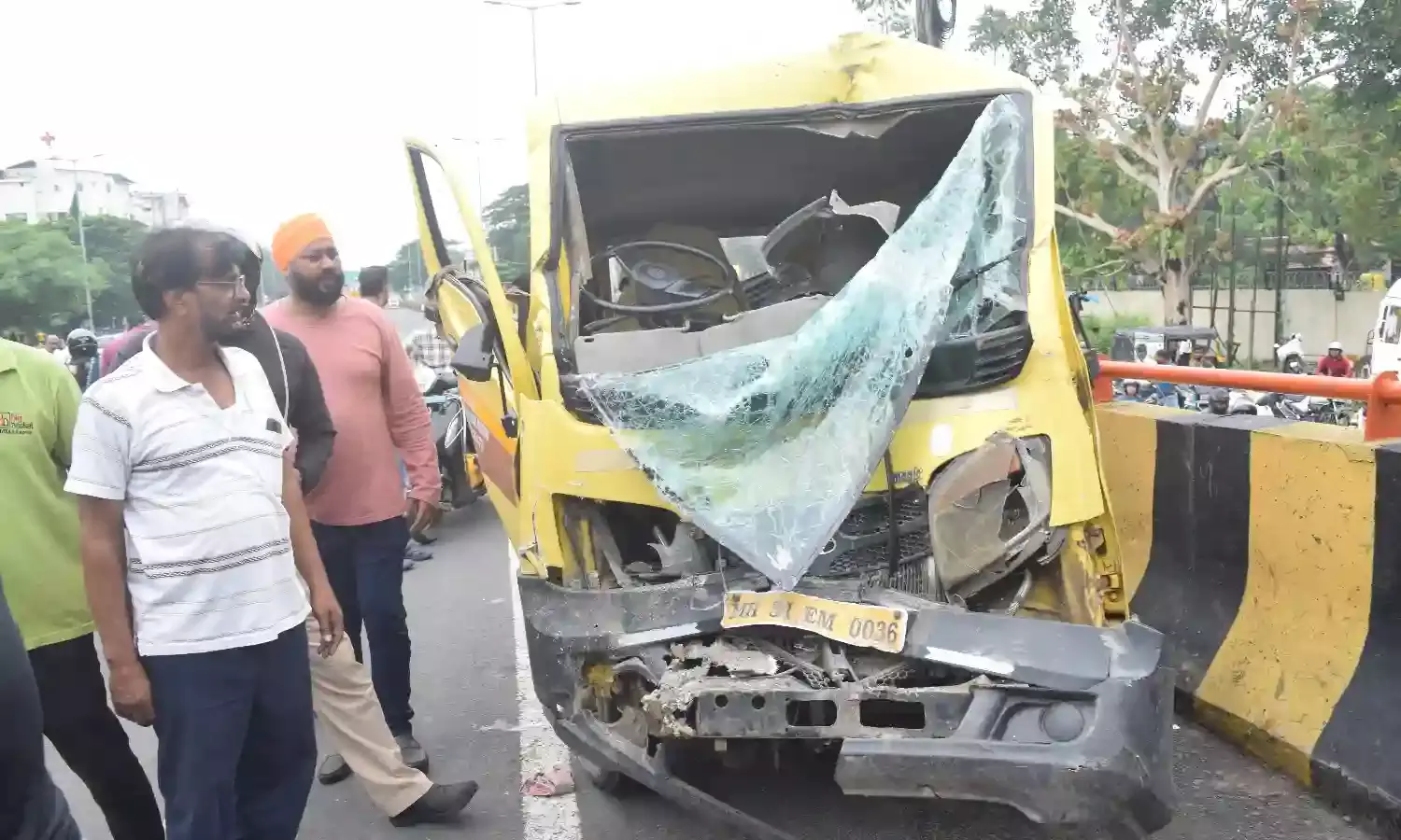 मानकापुर उड़ान पुल पर दो स्कूली वाहनों की टक्कर में छात्रा और वैन चालक की मौत, 9 घायल