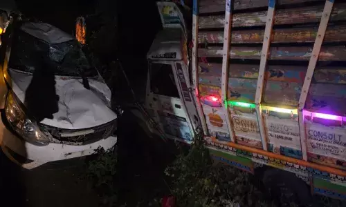 अंतपुर शिवार में हुआ भीषण सड़क हादसा, 3 की मौत - 12 घायल अंतपुर शिवार में हुआ भीषण सड़क हादसा, 3 की मौत - 12 घायल