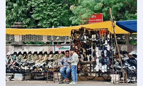 हद है...रेड जोन में भी हो गए अवैध कब्जे, नगर निगम को फिक्र नहीं, लाेग भुगत रहे खामियाजा हद है...रेड जोन में भी हो गए अवैध कब्जे, नगर निगम को फिक्र नहीं, लाेग भुगत रहे खामियाजा