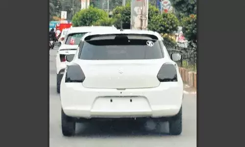 काली फिल्म लगाए घूमती रही बिना नंबर की कार काली फिल्म लगाए घूमती रही बिना नंबर की कार