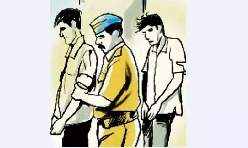 फरार आरोपी ने कोर्ट में किया सरेंडर जेल वारंट तैयार होने पर भाग निकला फरार आरोपी ने कोर्ट में किया सरेंडर जेल वारंट तैयार होने पर भाग निकला