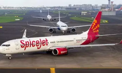 टेकऑफ करते ही गिरा स्पाइसजेट की फ्लाइट का पहिया, मुंबई एयरपोर्ट पर हुई इमरजेंसी लैंडिंग टेकऑफ करते ही गिरा स्पाइसजेट की फ्लाइट का पहिया, मुंबई एयरपोर्ट पर हुई इमरजेंसी लैंडिंग