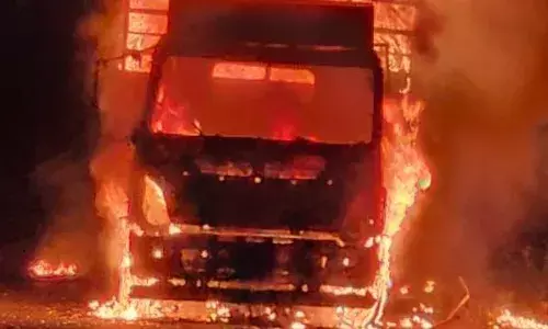 पुराने टायर से भरे ट्रक में लगी आग, बना आग का गोला पुराने टायर से भरे ट्रक में लगी आग, बना आग का गोला