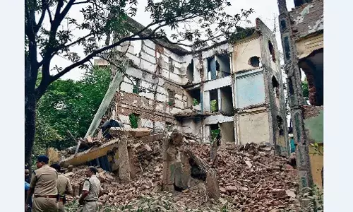 चार मंजिला जर्जर इमारत अचानक ढही, मलबे में फंसा युवक, रेस्क्यू कर एक घंटे में बाहर निकाला चार मंजिला जर्जर इमारत अचानक ढही, मलबे में फंसा युवक, रेस्क्यू कर एक घंटे में बाहर निकाला