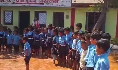 नीचे बांध का पानी, ऊपर से टपकती है स्कूल की छत, बारिश में विद्यार्थियों का बुरा हाल नीचे बांध का पानी, ऊपर से टपकती है स्कूल की छत, बारिश में विद्यार्थियों का बुरा हाल
