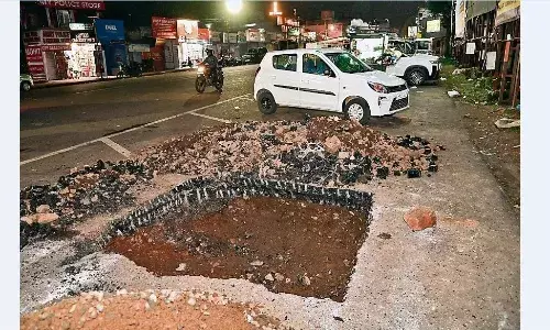 विरोध दरकिनार, अब सड़क के बीच में लगा रहे यूनिपोल विरोध दरकिनार, अब सड़क के बीच में लगा रहे यूनिपोल