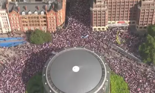 लंदन की सड़कों पर उतरे 1 लाख से अधिक एंटी-इमिग्रेशन प्रदर्शनकारी, प्रधानमंत्री कीर स्टार्मर के खिलाफ हुई नारेबाजी, पुलिस पर हुआ हमला