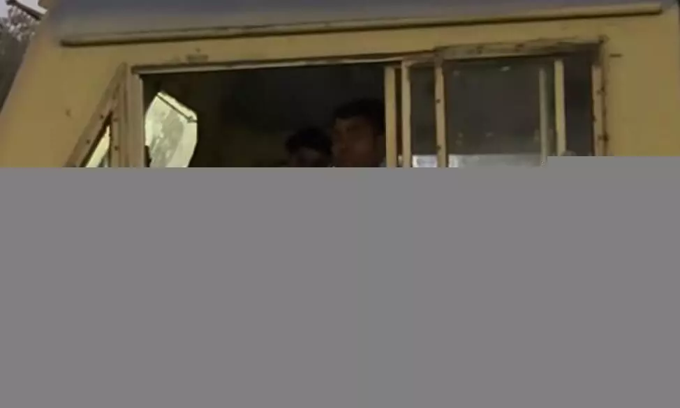 शख्स ने लोको पायलट से पूछा ट्रेन का मायलेज, जवाब जानकर लोग हो गए हैरान, वीडियो हुआ वायरल शख्स ने लोको पायलट से पूछा ट्रेन का मायलेज, जवाब जानकर लोग हो गए हैरान, वीडियो हुआ वायरल