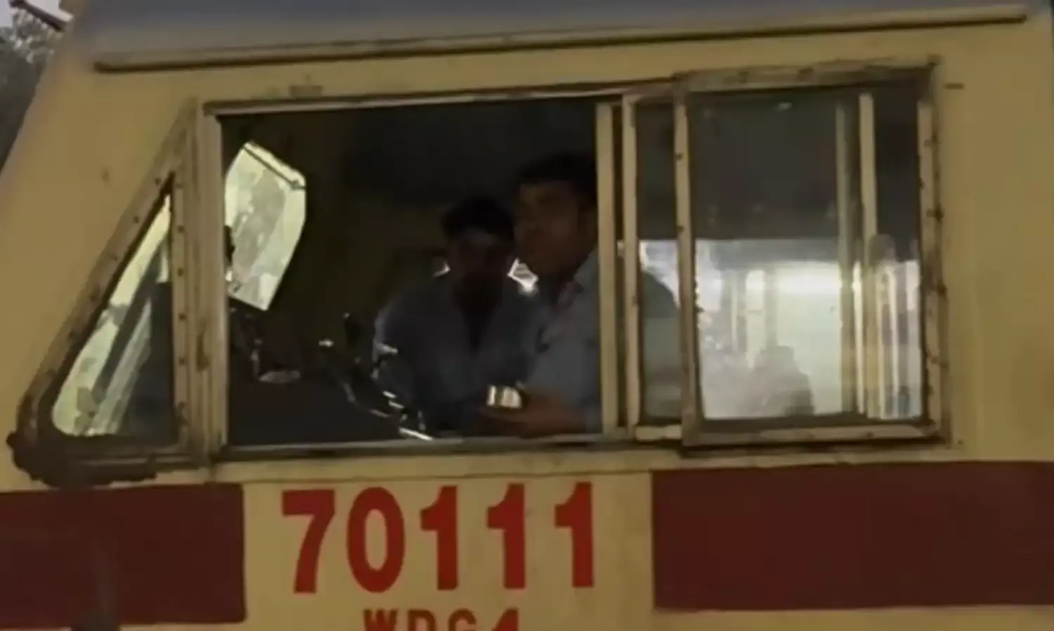 शख्स ने लोको पायलट से पूछा ट्रेन का मायलेज, जवाब जानकर लोग हो गए हैरान, वीडियो हुआ वायरल