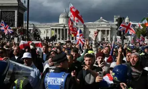 लंदन में आयोजित विशाल दक्षिणपंथी मार्च हुआ हिंसक, प्रदर्शनकारियों और पुलिस के बीच हुई झड़पें, कई सुरक्षाकर्मी घायल लंदन में आयोजित विशाल दक्षिणपंथी मार्च हुआ हिंसक, प्रदर्शनकारियों और पुलिस के बीच हुई झड़पें, कई सुरक्षाकर्मी घायल