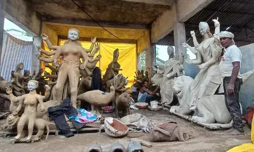नवरात्रि को लेकर मूर्ति निर्माण में व्यस्त मूर्तिकार नवरात्रि को लेकर मूर्ति निर्माण में व्यस्त मूर्तिकार