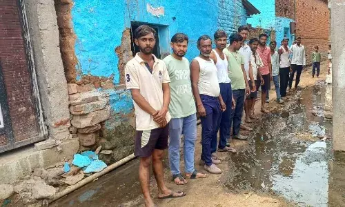 स्वच्छ भारत मिशन हुआ अस्वच्छ, पांच माह में एक लाख की कागजों में सफाई, गांव में बह रहा नाली का गंदा पानी स्वच्छ भारत मिशन हुआ अस्वच्छ, पांच माह में एक लाख की कागजों में सफाई, गांव में बह रहा नाली का गंदा पानी