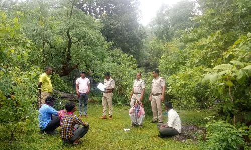 जंगल में मिली पति-पत्नी की लाश, घर से एक दिन पहले निकले थे, जांच में जुटी पुलिस जंगल में मिली पति-पत्नी की लाश, घर से एक दिन पहले निकले थे, जांच में जुटी पुलिस