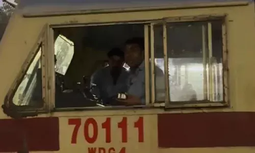 शख्स ने लोको पायलट से पूछा ट्रेन का मायलेज, जवाब जानकर लोग हो गए हैरान, वीडियो हुआ वायरल